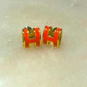 New “Hermes” mini Pop H earrings, beautiful, never worn orange enamel la…